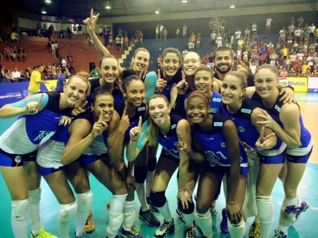 Jogadoras do Pinheiros fazem a festa pelo título da Copa do Brasil de Vôlei Feminino 2015. 