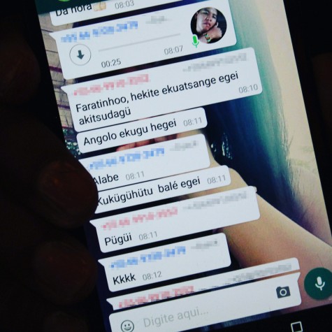 Indígena mostra grupo no whatsapp falado na língua kuikuro