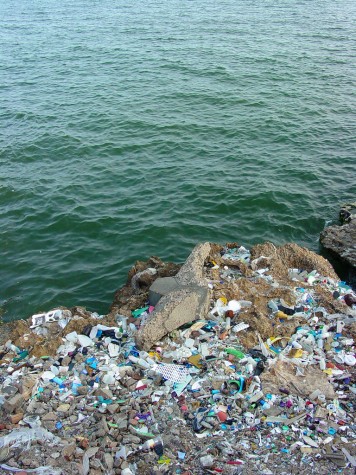 Ilhas com resíduos plásticos no mar