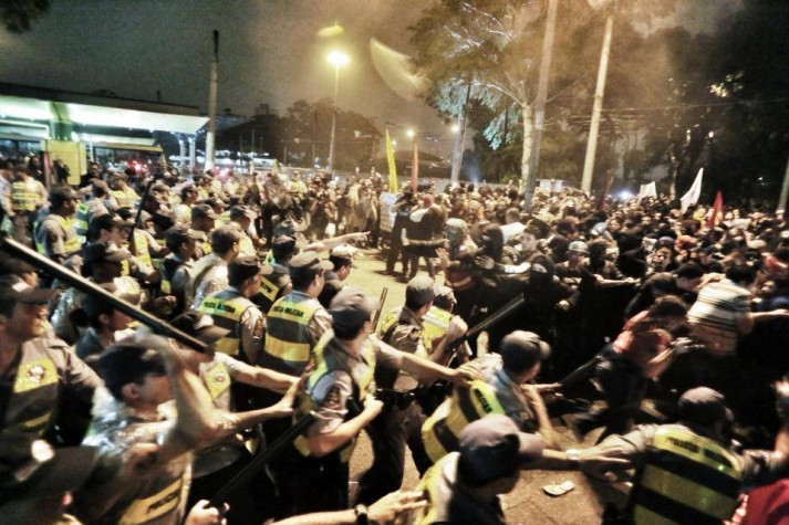 Polícia e manifestantes entram em confronto no terminal Parque D. Pedro 