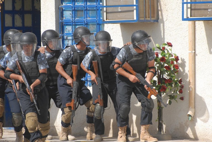 Polícia iraquiana tenta conter atentado