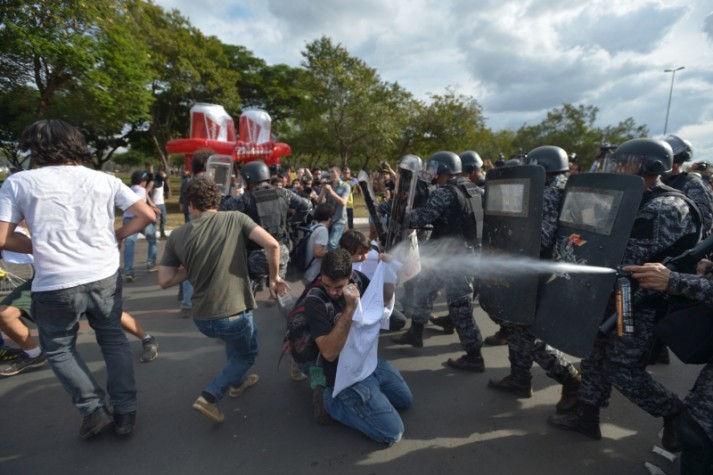 Policiais reprimem manifestação em Brasília