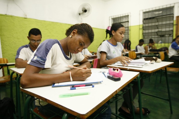Para melhorar o desempenho dos estudantes da rede estadual do Rio de Janeiro de educação no Enem 2013, muitas escolas oferecem aulas e programas especiais para a prova