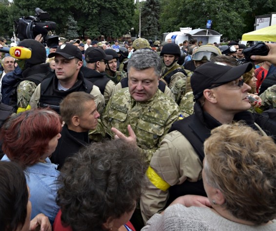 Presidente da Ucrânia Petro Poroshenko visita cidade abandonada por insurgentes