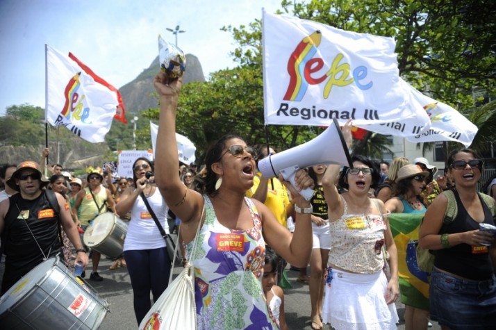 Professores das redes estadual e municipal do Rio de Janeiro fazem uma manifestação na orla da zona sul da cidade_20130922_Fernando Frazão_ABr_4