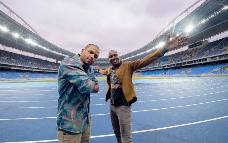 O rapper Projota e o cantor Thiaguinho cantam a música tema das Olimpíadas do Rio 