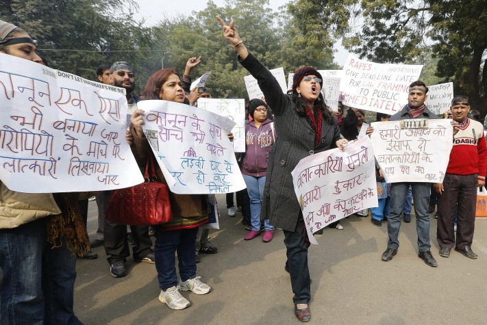 Indianos protestam contra estupro coletivo de jovem