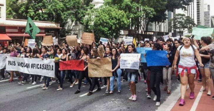 Estudantes secundaristas protestam contra o fechamento de escolas em São Paulo