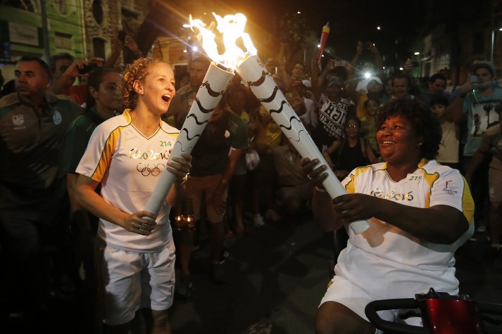 A pentatleta Yane Marques passa o fogo olímpico para a atleta paralímpica Rosinha, durante a passagem por Recife (PE)