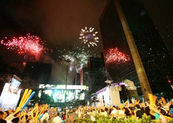 Cerca de dois milhões de pessoas celebram a chegada de 2013 na Avenida Paulista