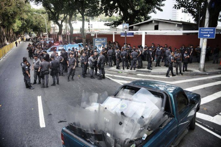Policiais se posicionam nas proximidades do Palácio Guanabara