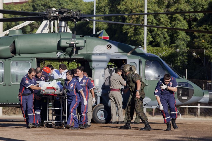 helicoptero do Exército leva vítima do incêndio Santa Maria