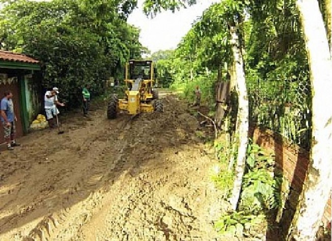 Máquinas trabalham na recuperação das vias arrasadas pela chuva em São Sebastião