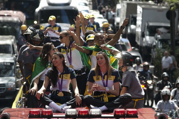 Seleção feminina de vôlei desfila em carro aberto por São Paulo