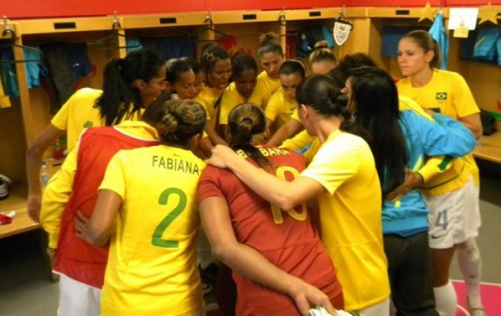 Seleção feminina no futebol no vestiário