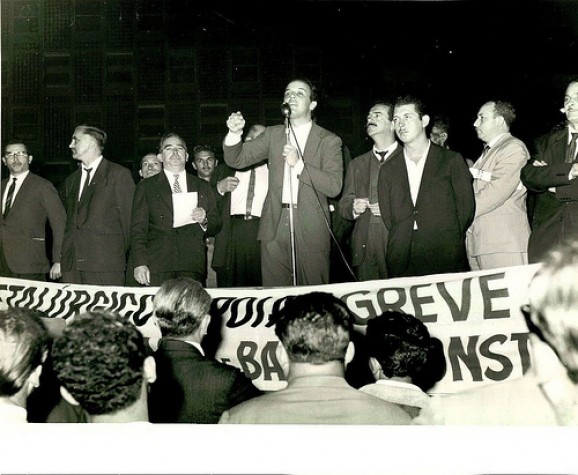José Serra durante discurso como presidente da UNE José Serra durante discurso como presidente da UNE