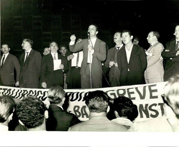 José Serra durante discurso como presidente da UNE