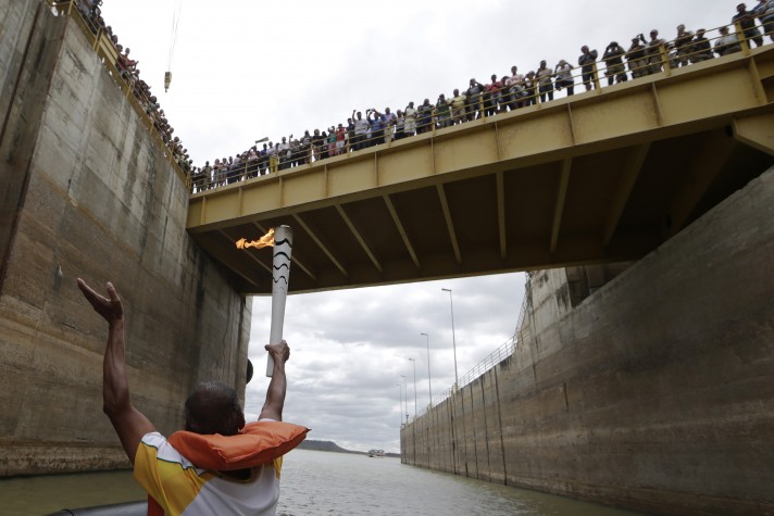 Luiz Silva na eclusa da barragem do Rio São Francisco, em Sobradinho (BA)