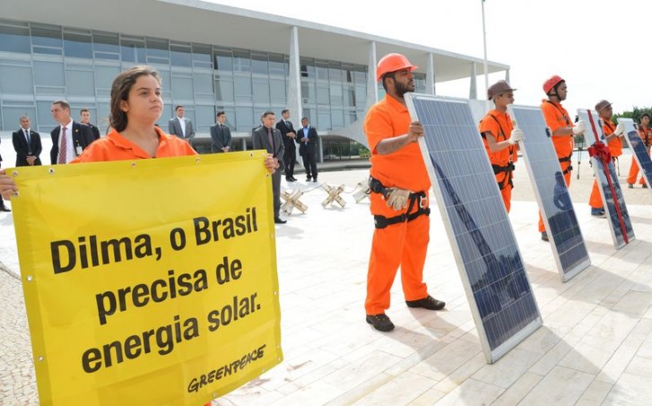 Greenpeace faz ato em frente ao Planalto por incentivo a energia solar  