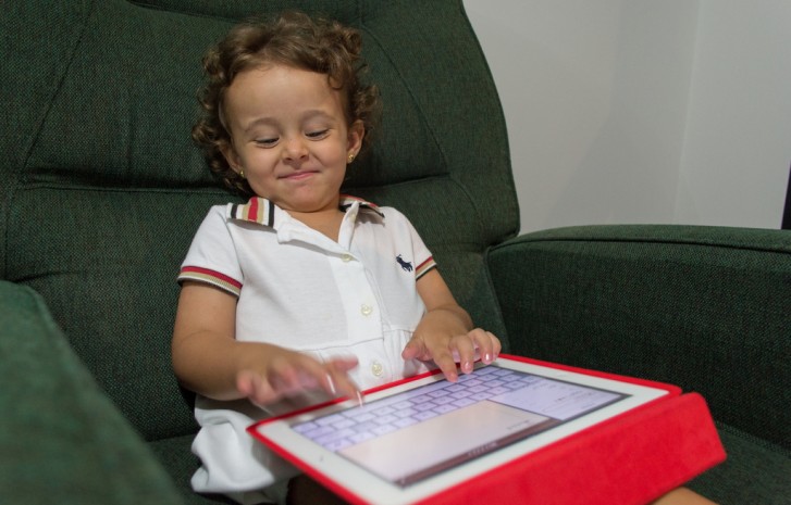 Criança no tablet