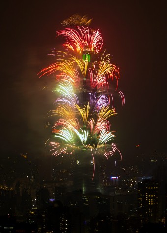 Fogos de artificio no edifício Taipei 101 durante as celebrações do ano novo em Taipei, Taiwan