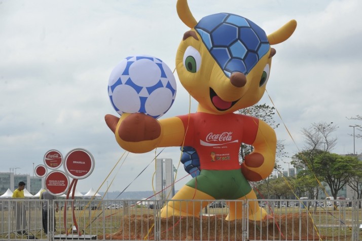 Mascote da Copa chega a Brasília