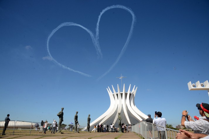 A Esquadrilha da Fumaça faz show durante passagem da Tocha Olímpica pela Catedral de Brasília