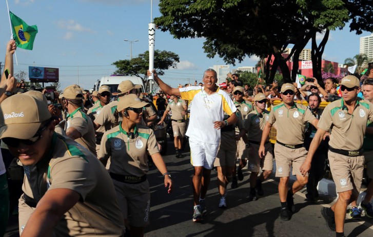 Joaquim Cruz conduz a Tocha Olímpica em Taguatinga, no Distrito Federal