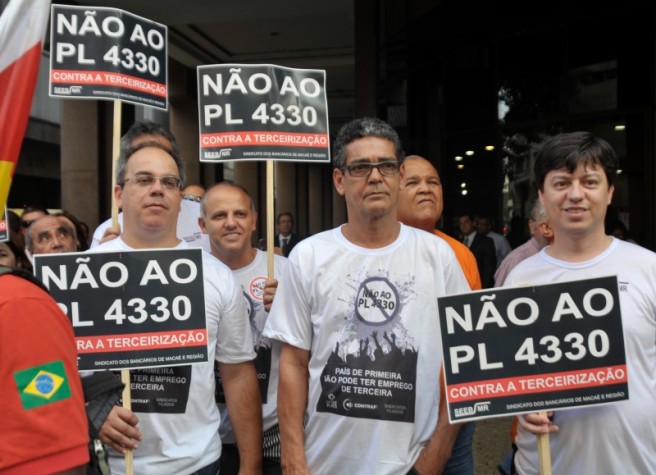 Rio de Janeiro – Centrais sindicais se uniram em uma manifestação hoje (6) contra o Projeto de Lei nº 4.330, que dispõe sobre a prestação de serviço terceirizado. 