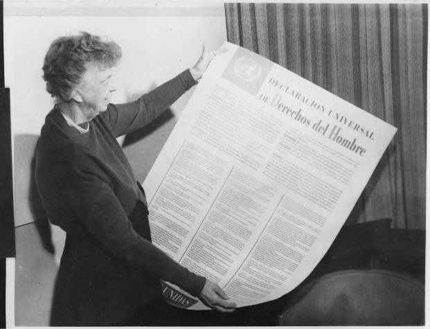 Anna Eleanor Roosevelt exibe cartaz contendo a Declaração Universal dos Direitos Humanos  Ex-primeira-dama dos Estados Unidos da América (1933 a 1945) , foi embaixadora dos Estados Unidos na Organização das Nações Unidas entre 1945 e 1952, quando foi aprovada a Declaração.  Foto de 1949