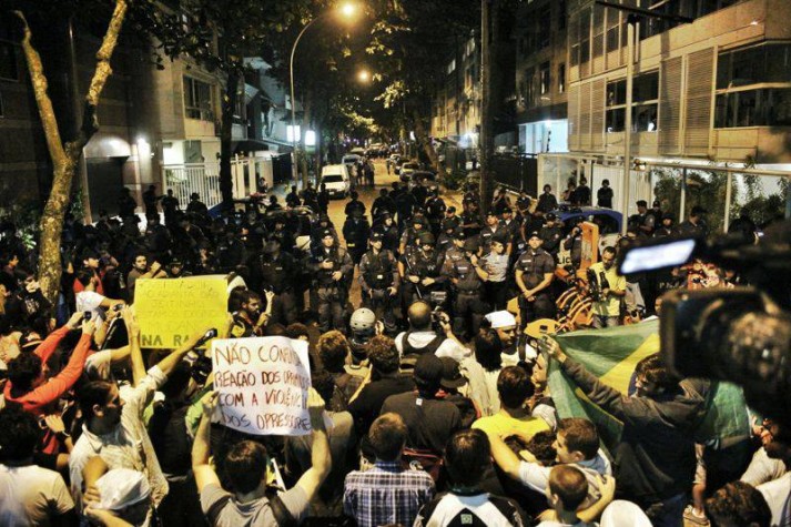 Manifestantes protestam em frente à casa de Sérgio Cabral