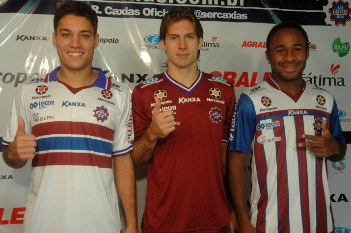Jogadores Alisson, Trípodi e Zambi com a linha completa de novas camisas do Caxias