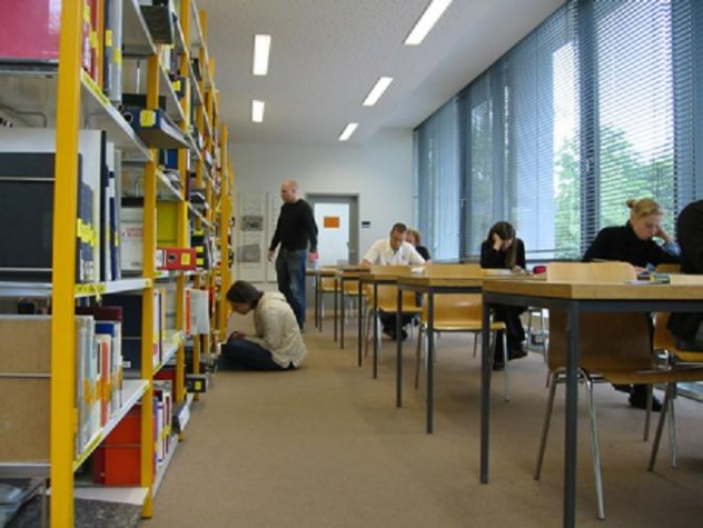 universidade estudantes biblioteca