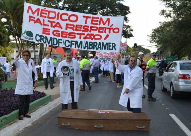 Médicos protestam em Brasília contra Programa Mais Médicos
