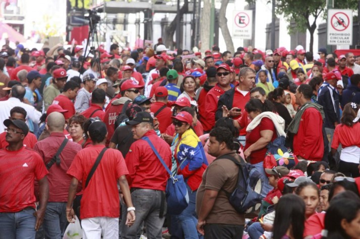 Venezuelanos participam de ato em apoio à Chávez