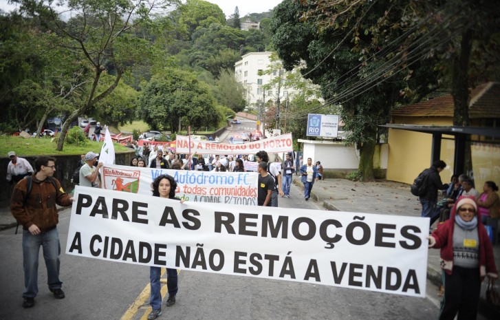 Movimentos sociais fazem vigília em frente à casa do prefeito do Rio