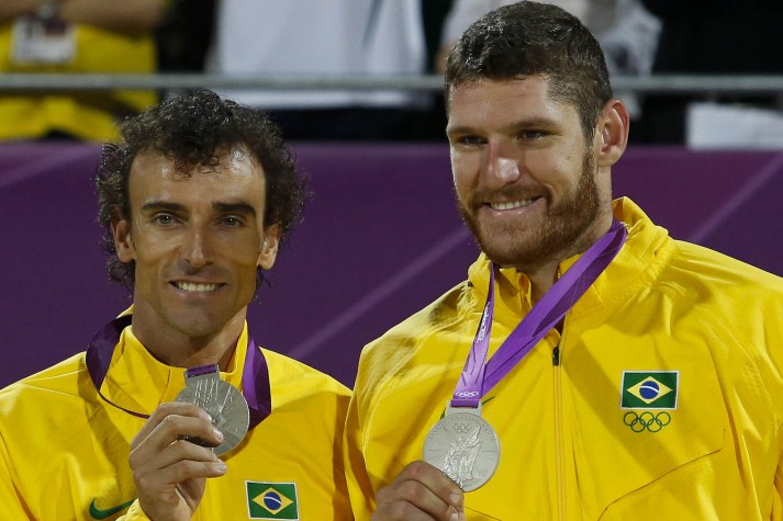 Emanuel e Alison comemoram a medalha de prata em Londres 2012.