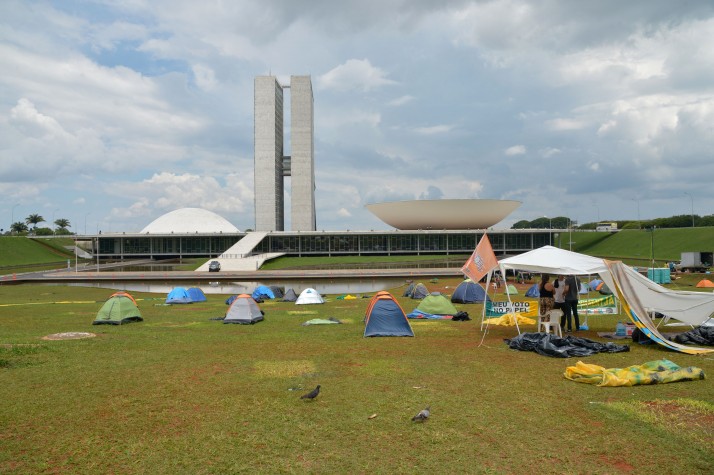Integrantes do Movimento Brasil Livre recolhem baracas do acampamento pró-impeachment no gramado do Congresso Nacional
