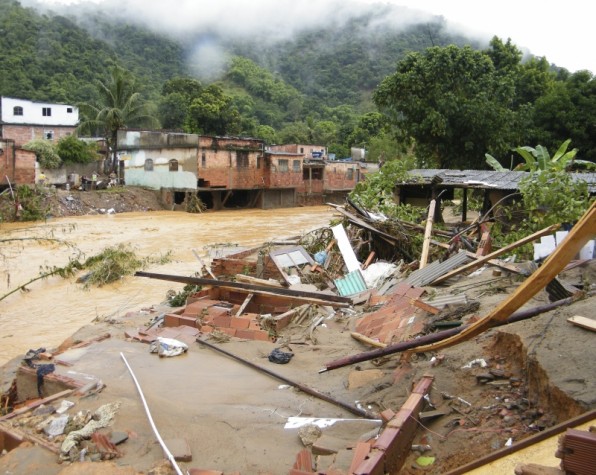 Chuva destruiu casas em Duque de Caxias (RJ)