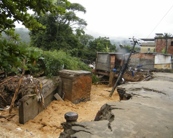 Temporal causa inundações em Duque de Caxias (RJ)