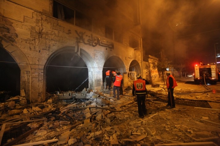 Palestinos tentam apagar incêndio após ataque aéreo de Israel