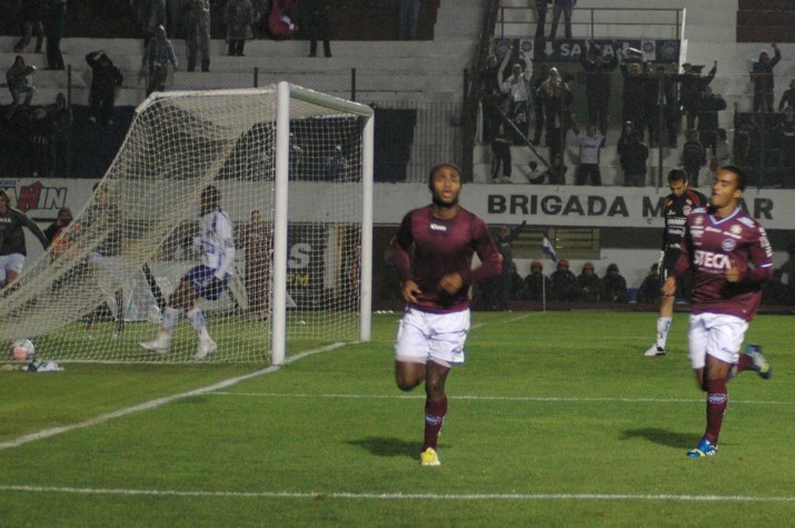 Zambi comemora gol de empate contra o Barueri
